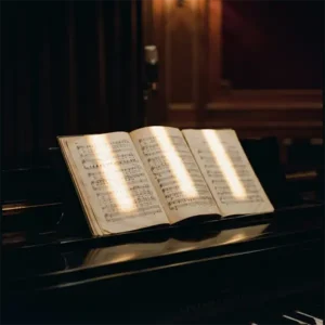 Libreto abierto y un micrófono clásico que representan las múltiples interpretaciones de una obra musical.