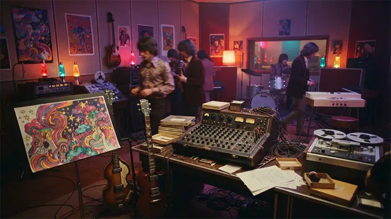 Estudio de grabación inspirado en la creación de Lucy in the Sky with Diamonds durante la etapa psicodélica de The Beatles.