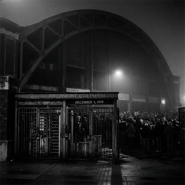 Puertas de acceso a un estadio de conciertos bajo la niebla en recuerdo de la tragedia de The Who en Cincinnati.