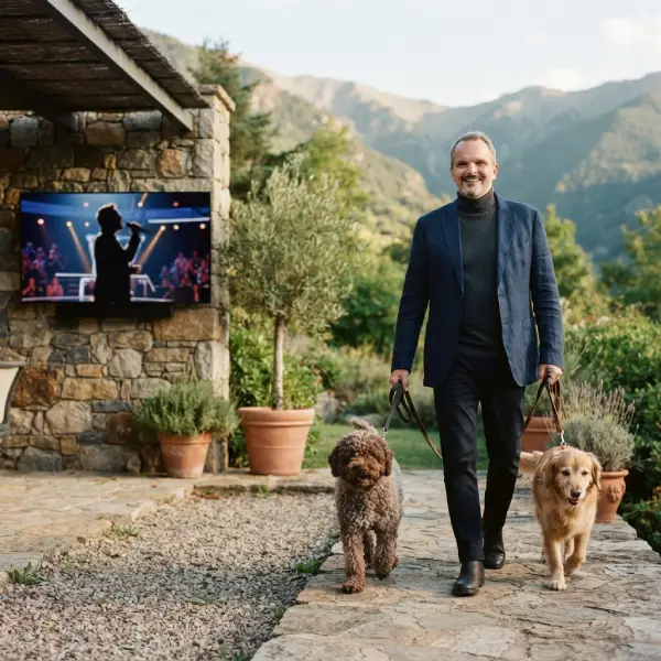 M Bosé Actualidad Miguel Bosé reacciona con humor al video viral de Mauricio Pinilla interpretando “Si tú no vuelves”.