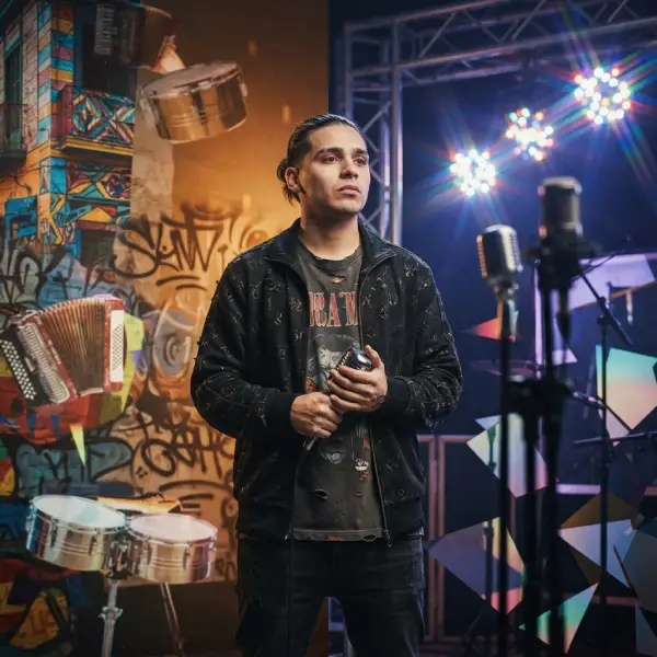 Trueno entre referencias visuales a la cultura urbana y la industria musical en una recreación editorial del debate sobre TURRAZO.
